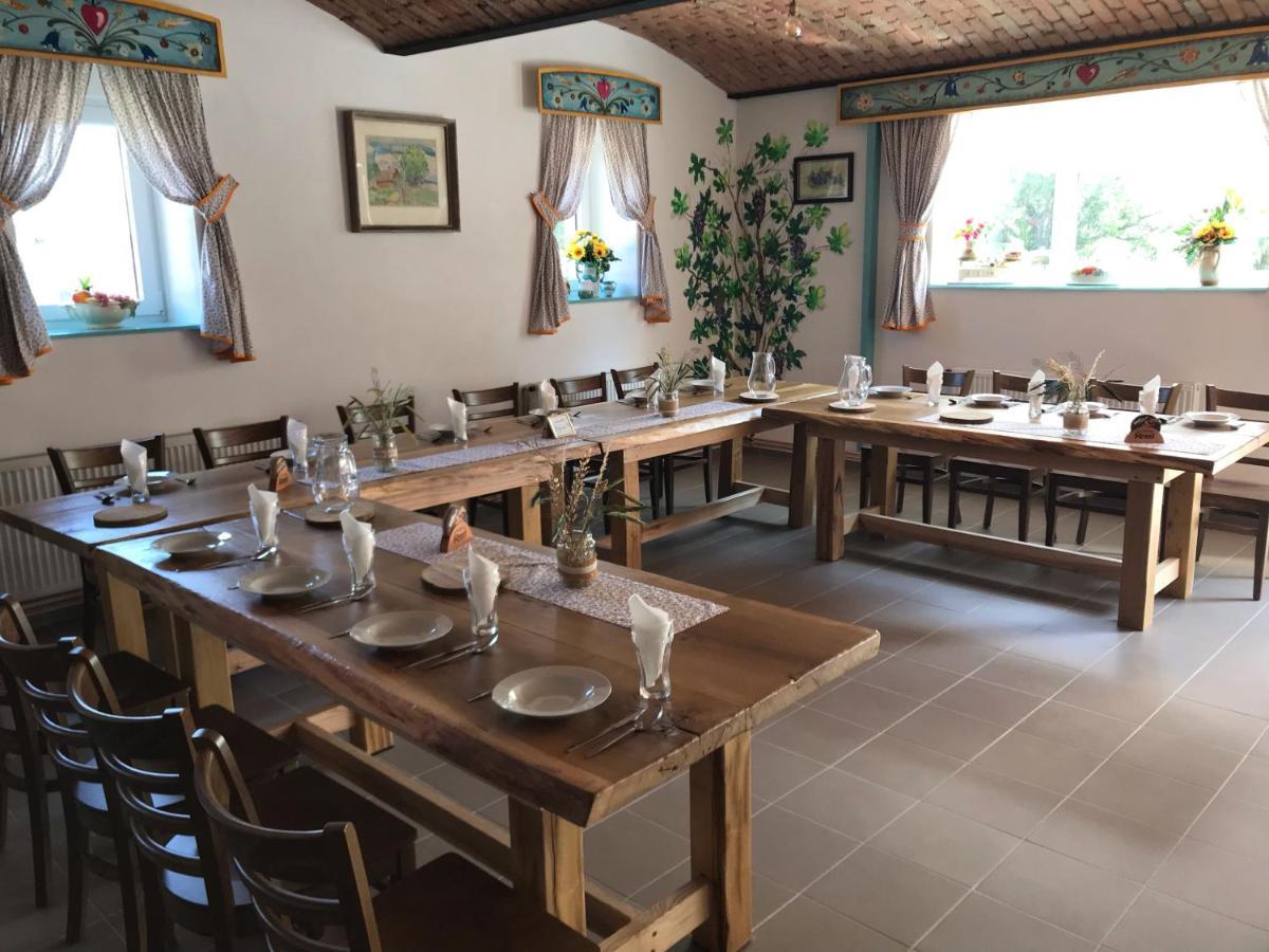 Bendovsky Dvur Bed & Breakfast Dusniky Екстериор снимка