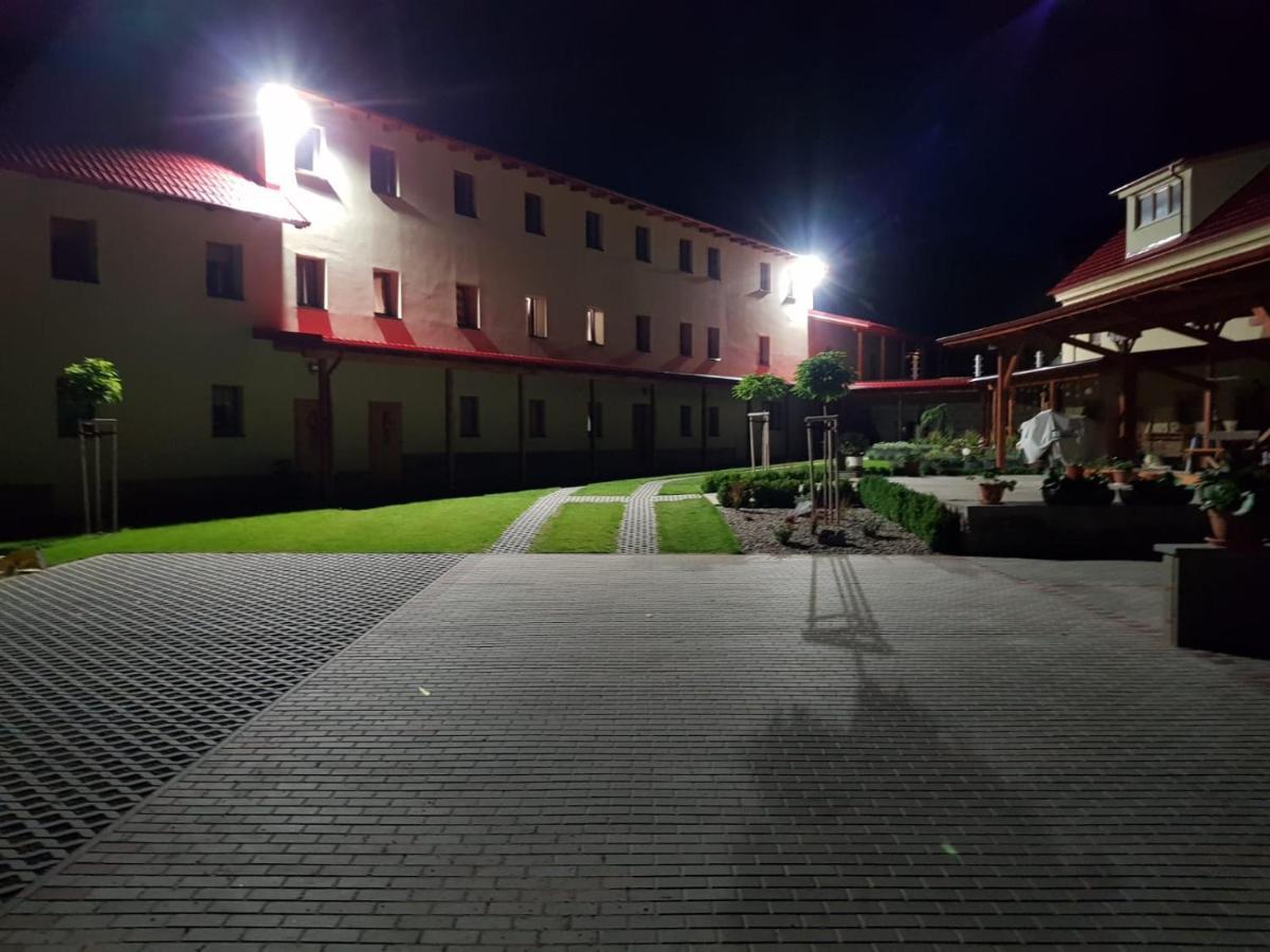 Bendovsky Dvur Bed & Breakfast Dusniky Екстериор снимка